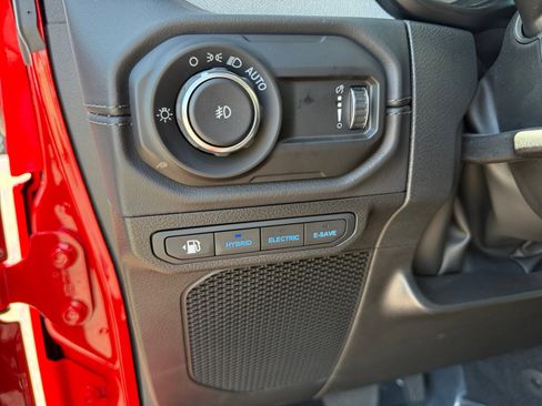 Used 2025 Jeep Wrangler Unlimited Sahara AWD/4WD image 15