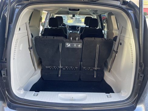 Used 2017 Chrysler Pacifica Touring image 13
