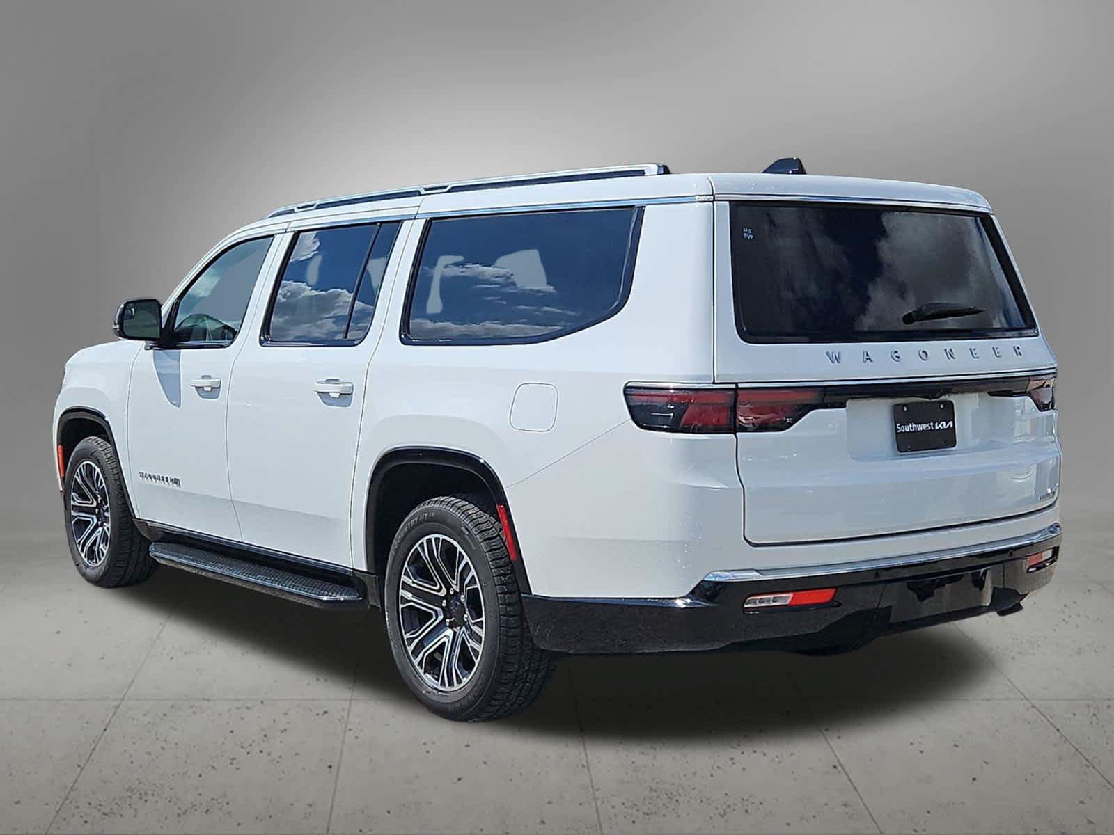 Used 2024 Jeep Wagoneer L Series II w/ Flexible Seating Group RWD image 4