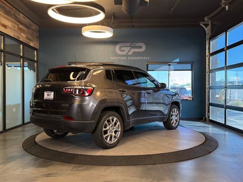 Used 2022 Jeep Compass Latitude AWD/4WD image 3