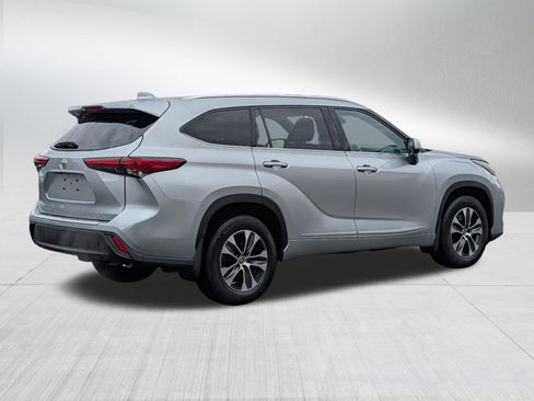 Used 2020 Toyota Highlander XLE AWD/4WD image 7