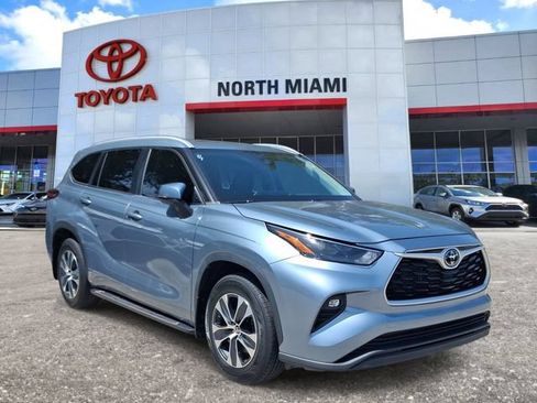 Used 2023 Toyota Highlander XLE FWD image 1