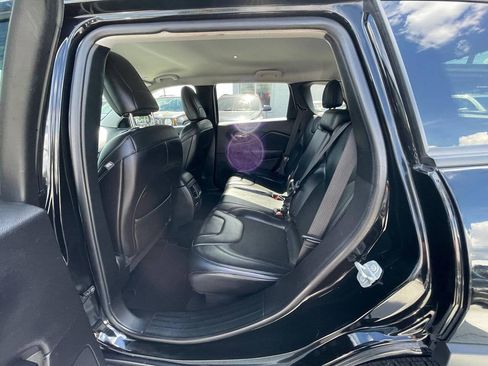 Used 2019 Jeep Cherokee Latitude Plus AWD/4WD image 9