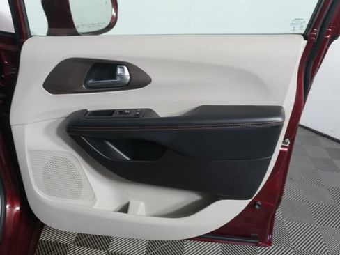 Used 2017 Chrysler Pacifica Touring-L w/ Tire & Wheel Group FWD image 30