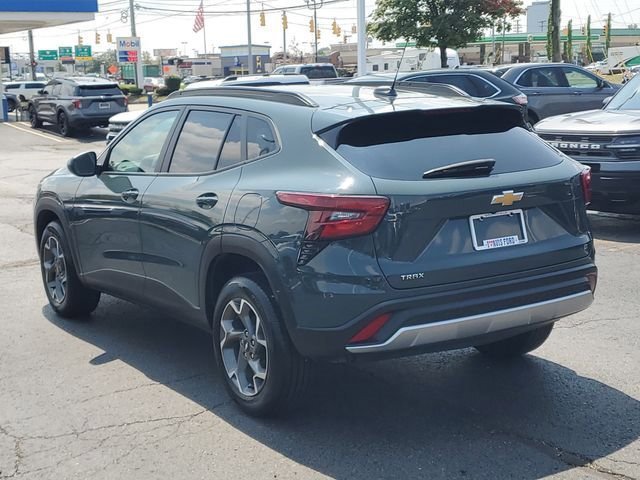 Used 2025 Chevrolet Trax LT FWD image 4