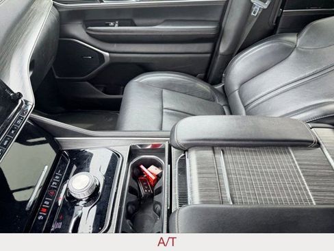 Used 2024 Jeep Wagoneer L Series II w/ Flexible Seating Group AWD/4WD image 18