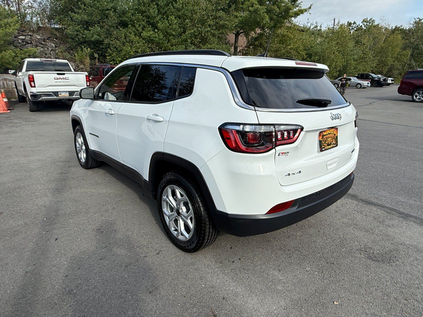 Used 2025 Jeep Compass Latitude AWD/4WD image 3