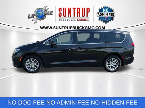 Used 2023 Chrysler Pacifica Touring-L FWD image 2