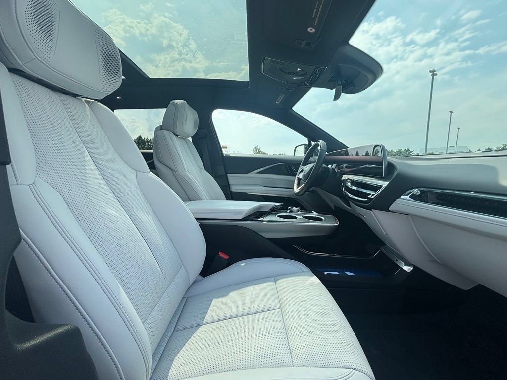 Certified 2024 Cadillac Lyriq Luxury AWD/4WD image 34