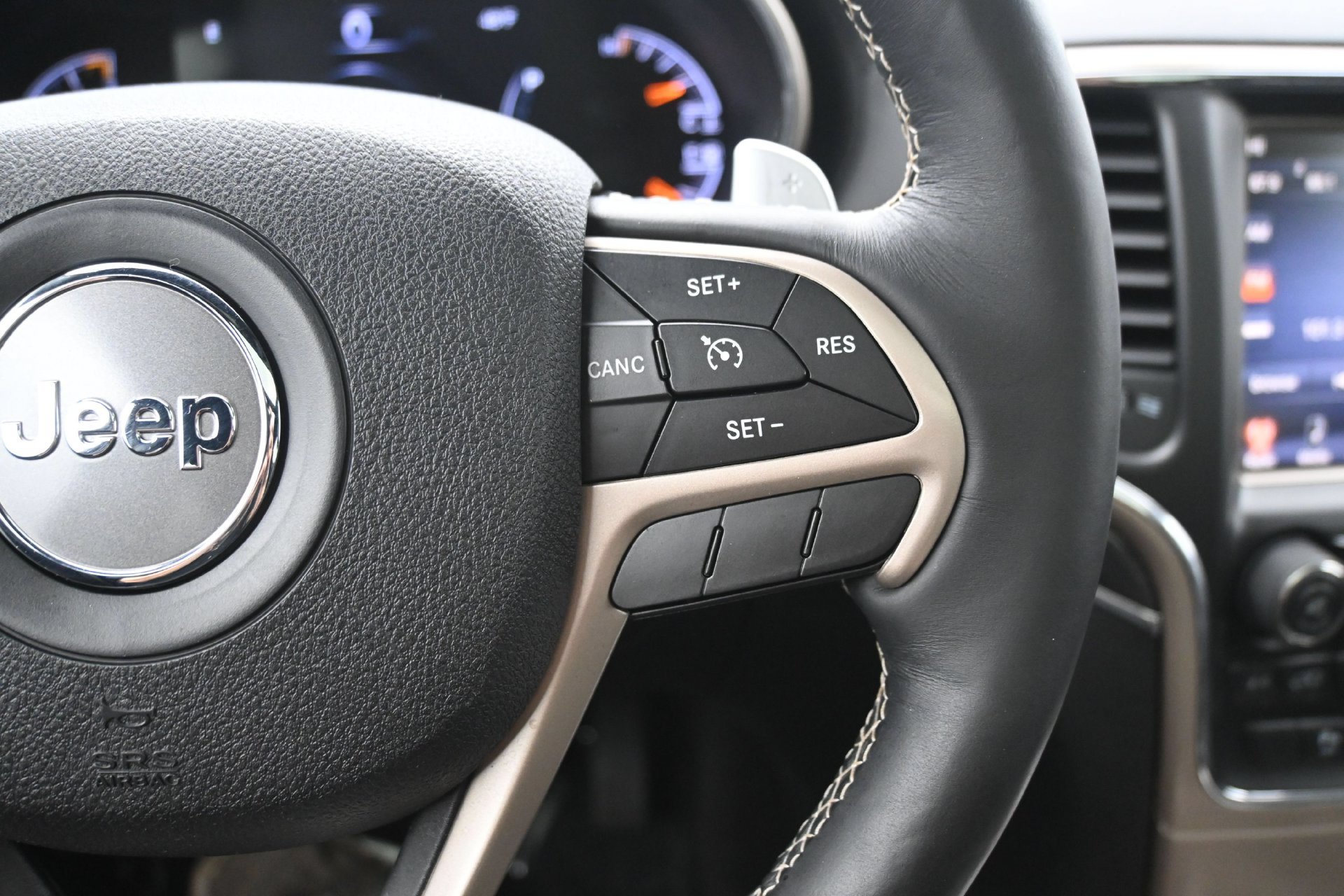 Used 2017 Jeep Grand Cherokee Overland AWD/4WD image 22