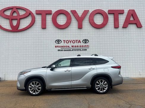Used 2021 Toyota Highlander Limited AWD/4WD image 4