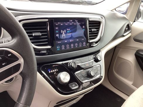 Used 2018 Chrysler Pacifica Touring Plus FWD image 18