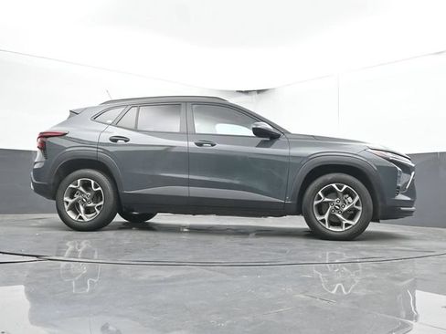 Used 2025 Chevrolet Trax LT FWD image 44