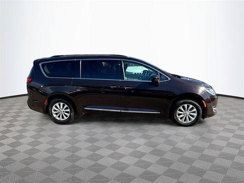 Used 2017 Chrysler Pacifica Touring-L image 5