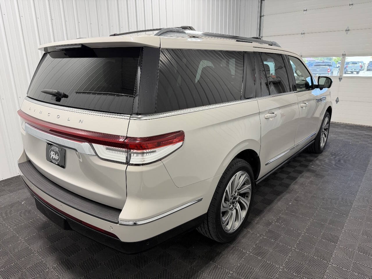 Used 2022 Lincoln Navigator L Reserve AWD/4WD image 3