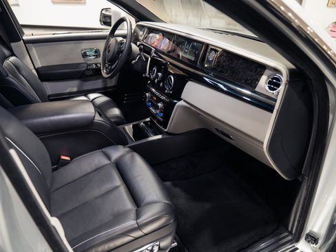 Used 2020 Rolls-Royce Phantom Sedan RWD image 2