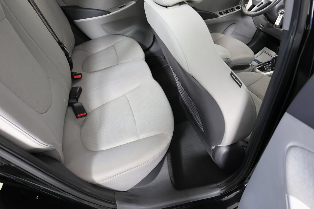 Used 2012 Hyundai Accent SE FWD image 22