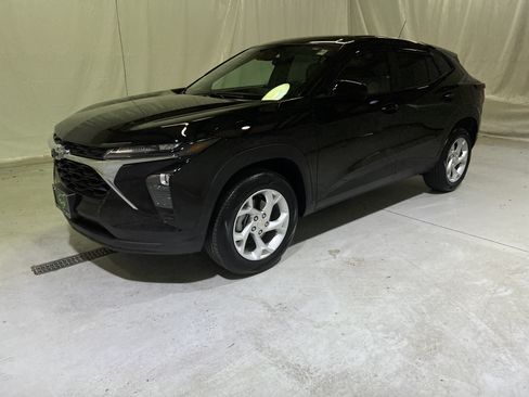 Used 2025 Chevrolet Trax LS w/ LS Convenience Package FWD image 8