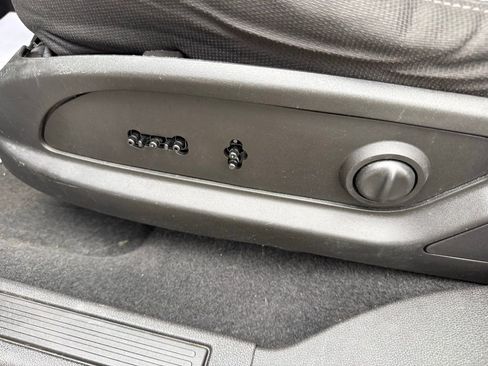 Used 2016 Chevrolet Traverse LT w/ Style and Technology Package image 16