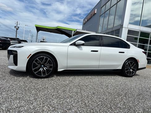 Used 2023 BMW 740i image 2