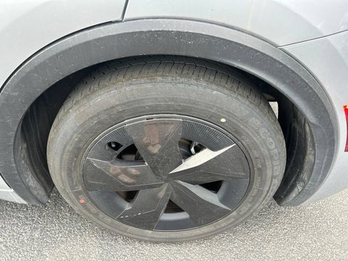 Used 2025 Toyota Prius LE FWD image 15