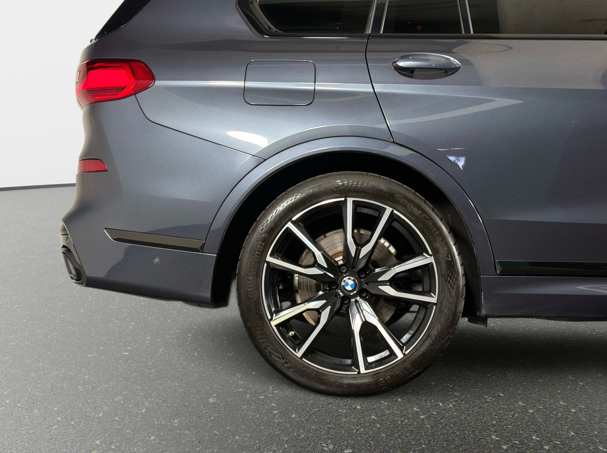 Used 2021 BMW X7 xDrive40i w/ M Sport Package AWD/4WD image 6