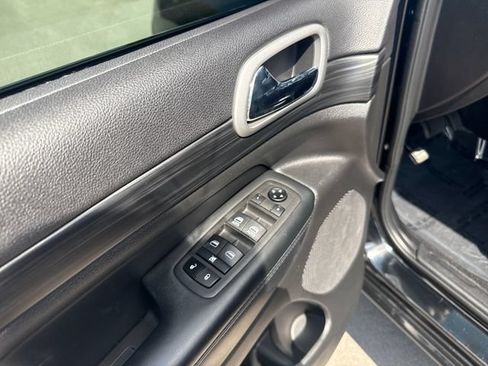 Used 2021 Jeep Grand Cherokee Laredo X AWD/4WD image 11