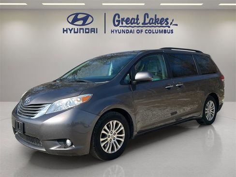 Used 2012 Toyota Sienna XLE w/ Entertainment Pkg image 1