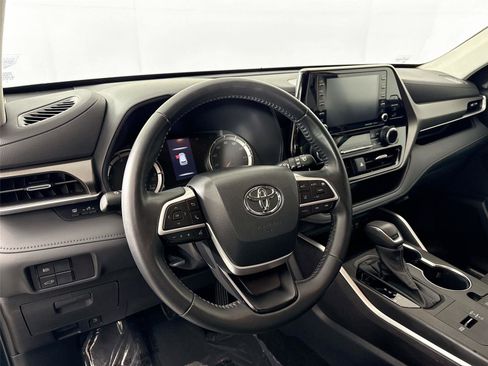 Certified 2022 Toyota Highlander LE image 4