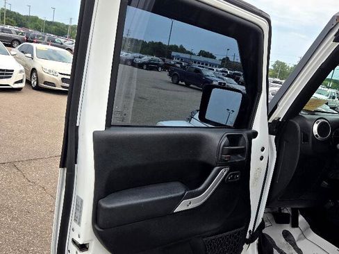 Used 2016 Jeep Wrangler Unlimited Sahara w/ Connectivity Group image 10