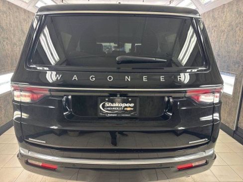 Used 2023 Jeep Wagoneer L Series III w/ Convenience Group I image 3
