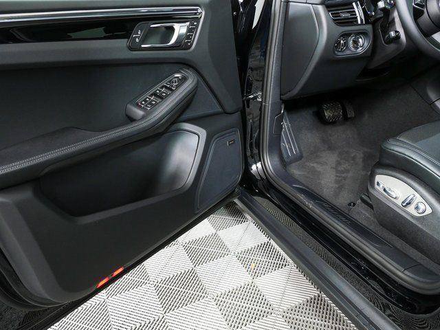 Certified 2026 Porsche Macan AWD/4WD image 8
