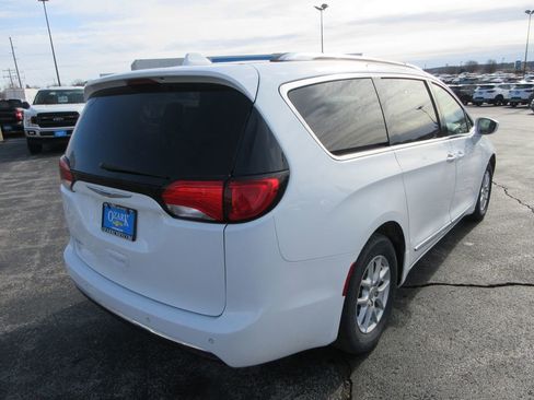 Used 2020 Chrysler Pacifica Touring-L image 5