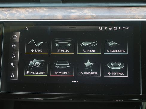 Used 2022 Audi e-tron Premium image 10