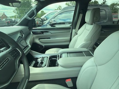 Used 2026 Jeep Grand Wagoneer Limited w/ Convenience Group I AWD/4WD image 6