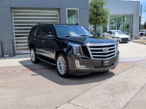Used 2019 Cadillac Escalade Luxury RWD image 2