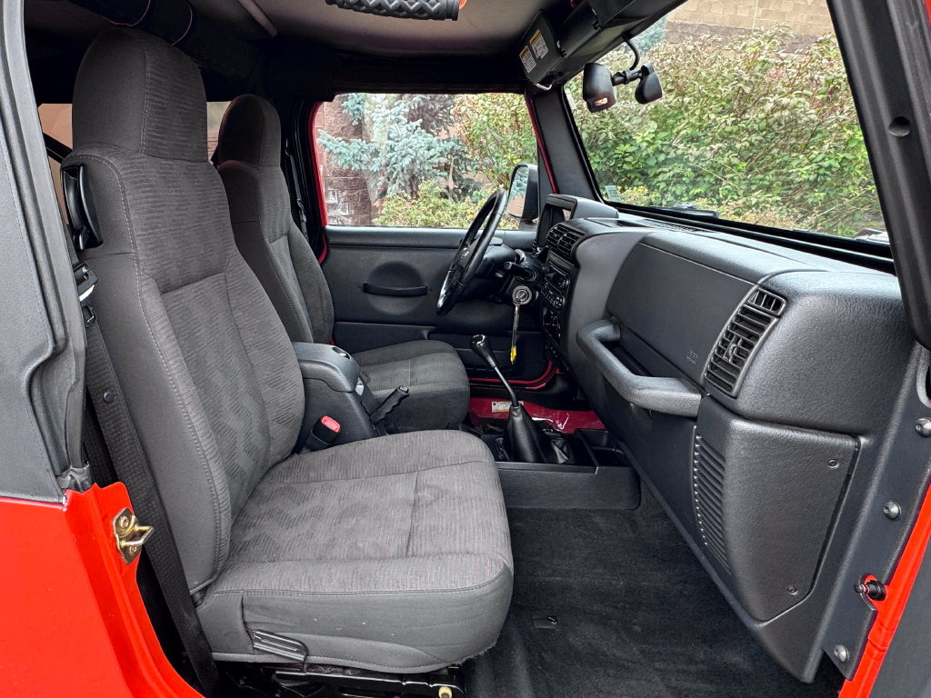 Used 2005 Jeep Wrangler Unlimited w/ Premium Audio Group AWD/4WD image 31