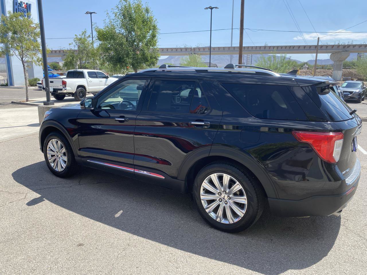 Used 2022 Ford Explorer XLT RWD image 4