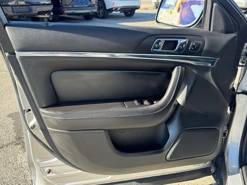 Used 2013 Lincoln MKS image 11