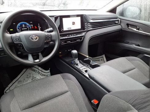 Used 2025 Toyota Camry LE image 5