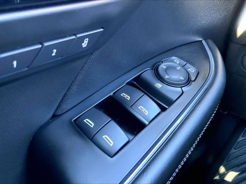 Used 2023 Buick Envision Essence image 35