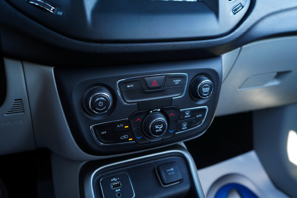 Used 2020 Jeep Compass Latitude FWD image 27