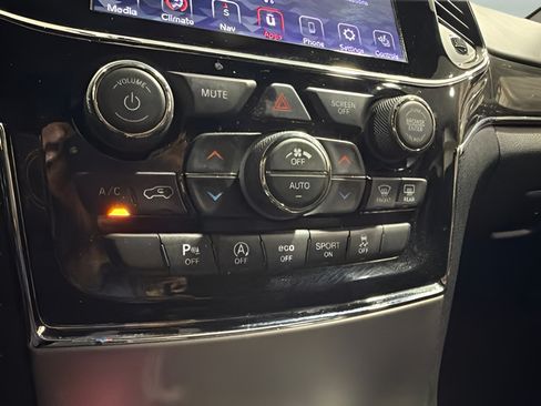 Used 2020 Jeep Grand Cherokee Overland AWD/4WD image 23
