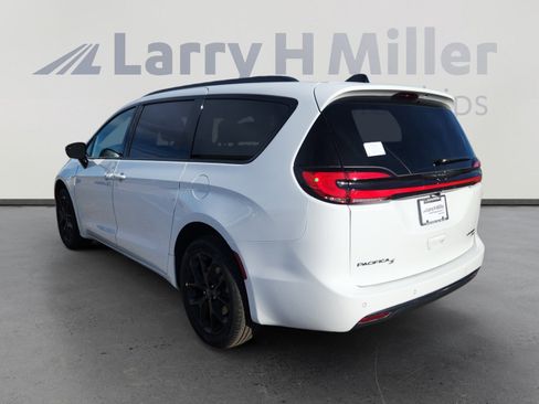 New 2026 Chrysler Pacifica Limited w/ S Appearance Package image 4