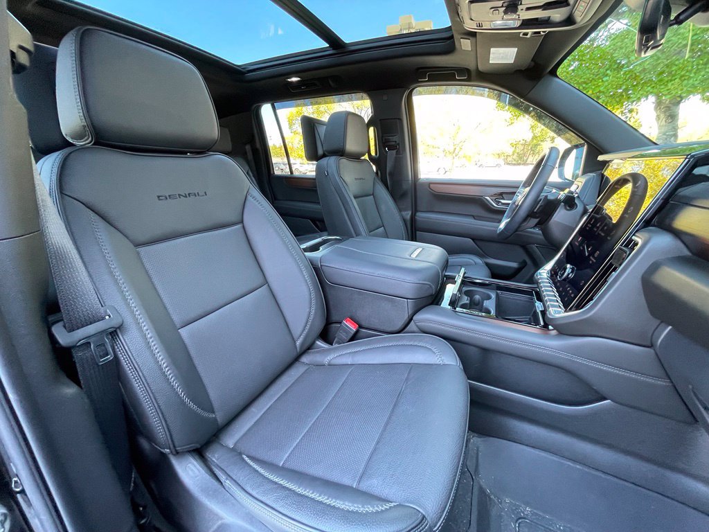 Used 2025 GMC Yukon XL Denali w/ Advanced Technology Package AWD/4WD image 34