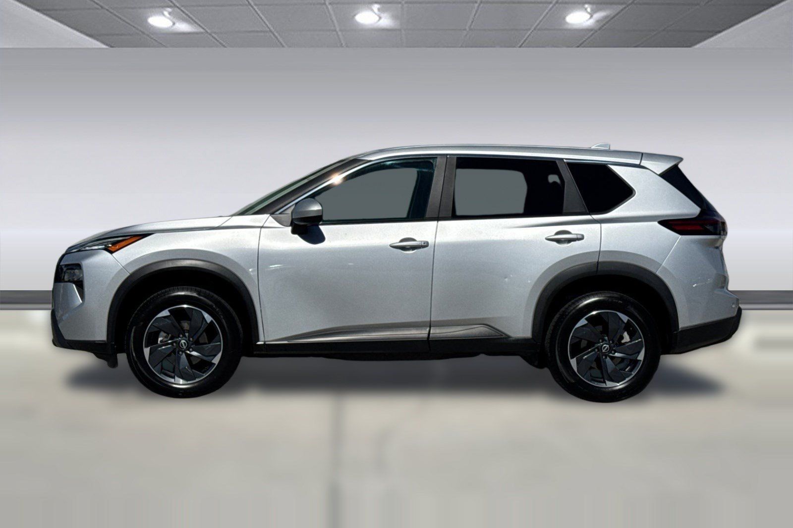 Used 2025 Nissan Rogue SV AWD/4WD image 2