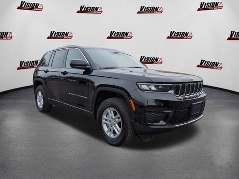 Used 2025 Jeep Grand Cherokee Laredo w/ Luxury Tech Group I AWD/4WD image 3