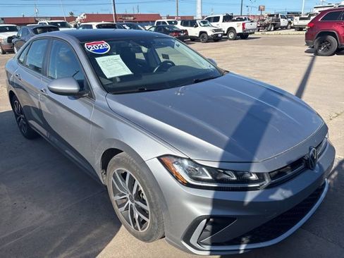 Used 2025 Volkswagen Jetta SE FWD image 3