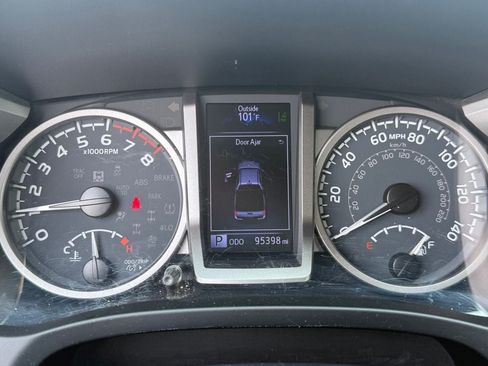 Used 2020 Toyota Tacoma SR5 AWD/4WD image 9