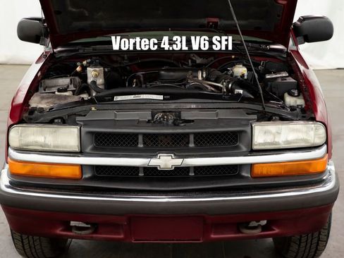 Used 2002 Chevrolet S10 Pickup LS w/ LS Preferred Equipment Group AWD/4WD image 3